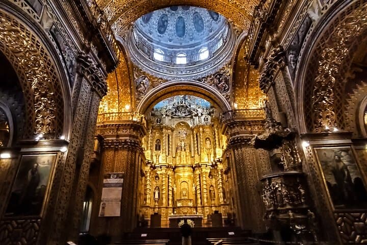 Full-Day Quito: Paramo Hike, Historic Center & Equator Line Private Tour