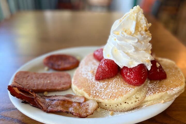 Diamond Head Hike with Eggs 'n Things Breakfast — Waikiki Sunrise Trail