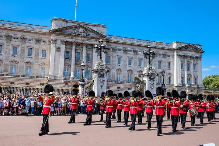Buckingham Palace Private Photoshoot: London Professional Photography Experience photo 1