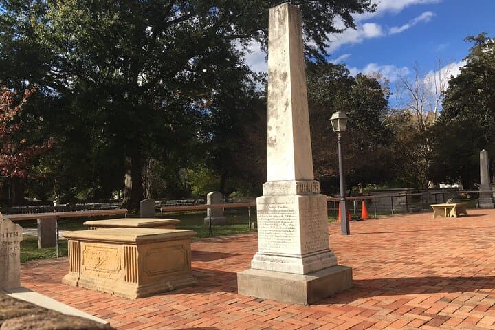 Dark History Conspiracy Tour in Colonial Williamsburg: Night Walk of Secrets
