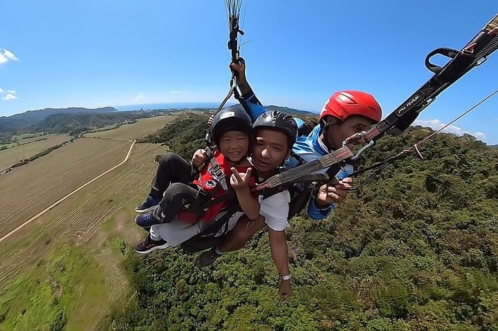 Paraglide Jaco Beach: VIP Family Tandem Flight with Kids & Dogs