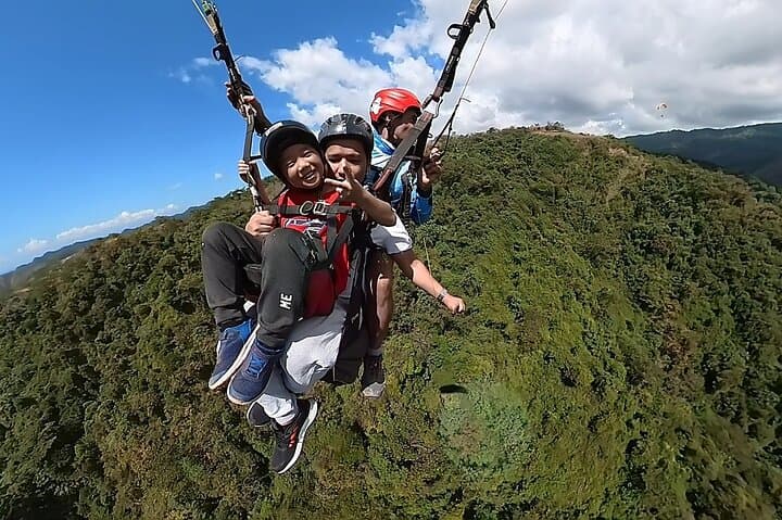 Paraglide Jaco Beach: VIP Family Tandem Flight with Kids & Dogs photo 4