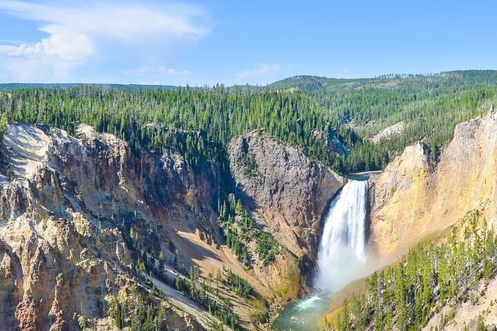 Yellowstone Lower Loop in a Day: A Classic Picnic Lunch Tour from Jackson