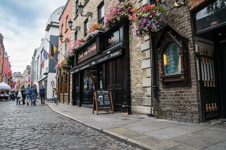 Dublin Incident: Alien, Whiskey & Clues Exploration Game — Self-Guided City Adventure photo 2