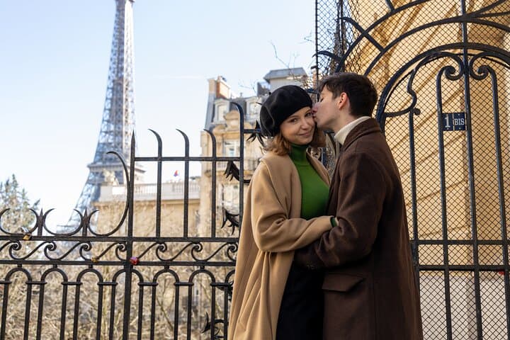 Private Eiffel & Seine Photo Shoot: 25‑Minute Paris Photographer Session photo 3