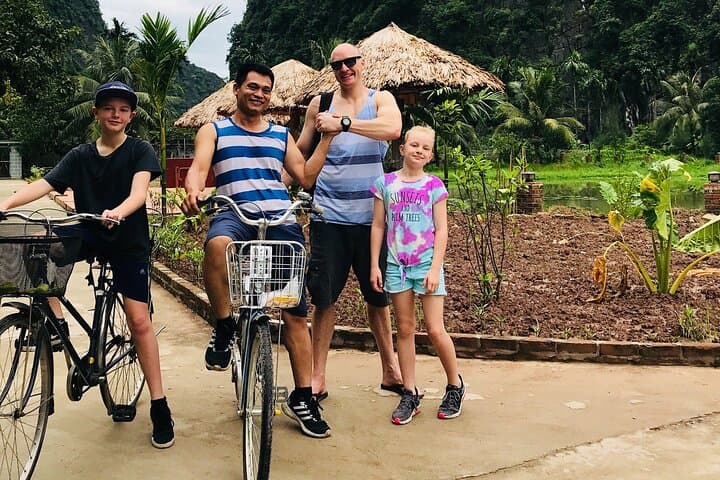 Hanoi to Halong Bay and Ninh Binh: 4-Day Private Driver Tour with Local Stops