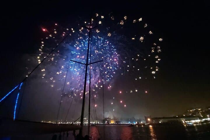New Year's Eve Boat Party on the Tagus — Champagne & Fireworks in Lisbon photo 4