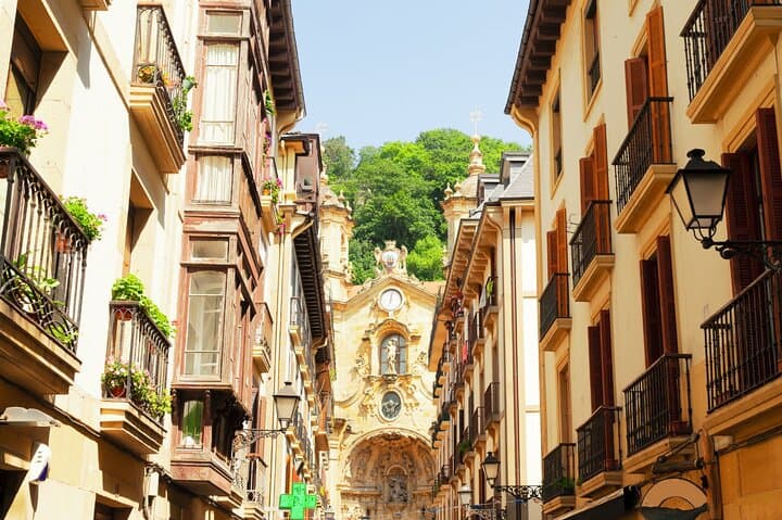 San Sebastián (Donostia) Self-Guided Scavenger Hunt — Explore the Old Town by Foot