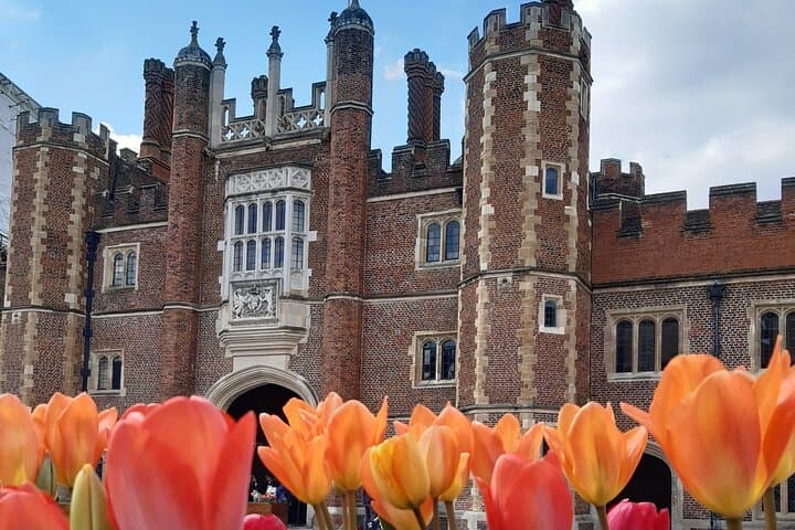 Inside Hampton Court Palace: Private Guided Tour with an Accredited Historian