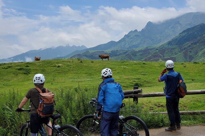 Private E‑MTB Ride Around Mt. Aso Volcano & Grasslands photo 3