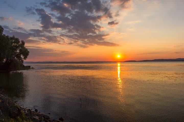 Sunset Boat Ride on Lake Trasimeno with Aperitif or Dinner