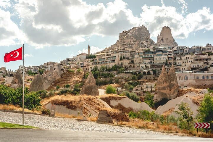Cappadocia Day Tour in Spanish: North Valleys, Göreme Open-Air Museum & Uçhisar