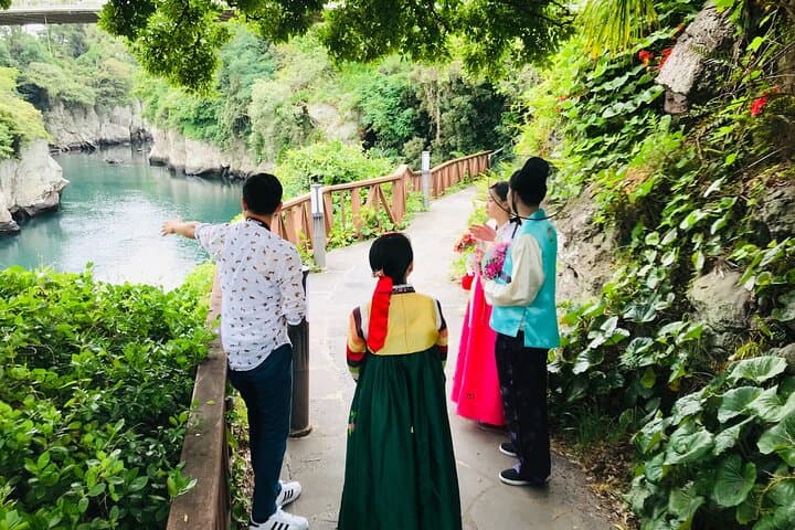 Private Hanbok Photo Session & Guided Walk at Yongduam Rock, Jeju photo 2