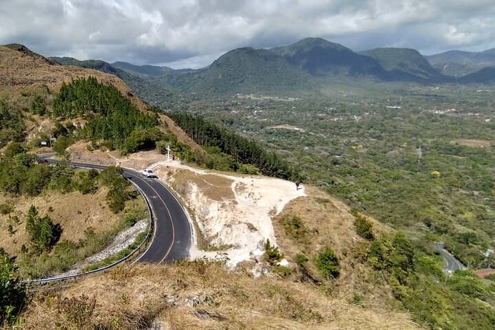 Full-Day El Valle de Anton Tour: Waterfalls, Rainforest Walks & Butterfly Farm photo 5