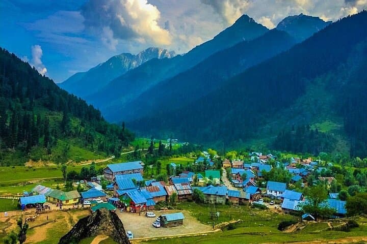 7-Day Kashmir Honeymoon: Private Houseboats, Gulmarg Gondola & Pahalgam Meadows photo 2