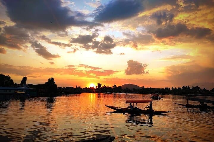 7-Day Kashmir Honeymoon: Private Houseboats, Gulmarg Gondola & Pahalgam Meadows photo 3