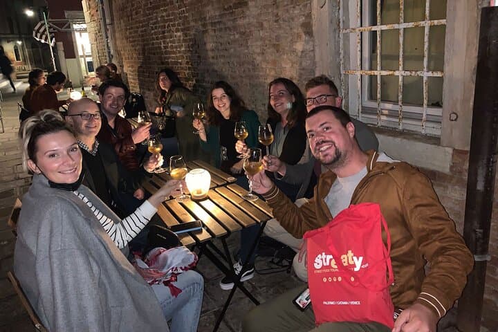 Venetian Evening: Cicchetti & Prosecco Walking Tour with a Local Guide