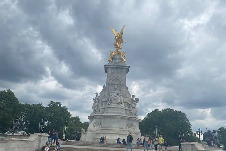 Half-Day London Walking Tour: Trafalgar, Guards & St James's Park