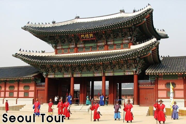 Seoul City Tour: Gyeongbokgung, Bukchon & N Seoul Tower Private Van Experience