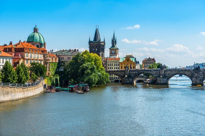 Vltava Evening Dinner Cruise in Prague: Castle Lights & Charles Bridge Views photo 4