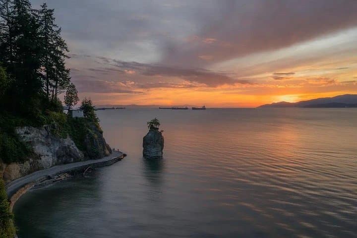 Vancouver Day Tour: Granville Island, Stanley Park & City Highlights photo 4