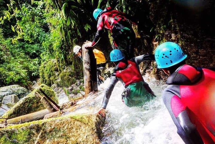 Cashaurco Canyoning: Technical Waterfall Rappels, Jumps & Natural Pools Near Puyo photo 3