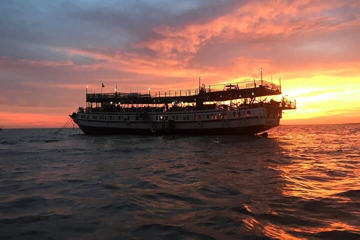 Tonle Sap Sunset Cruise: Floating Village Dinner on the Queen Tara