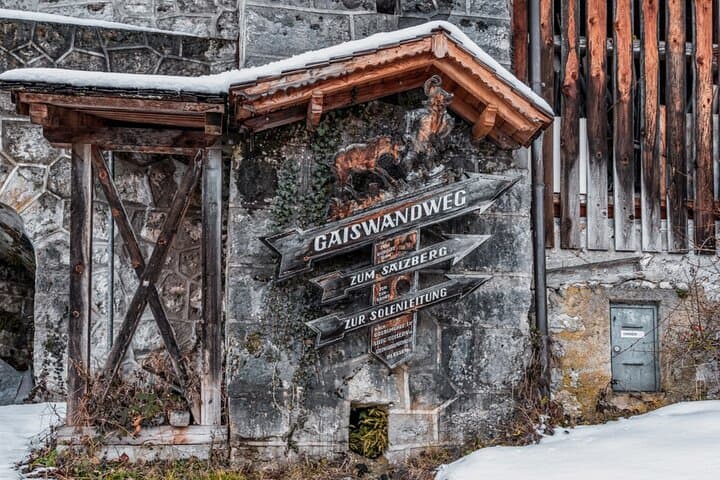 Hallstatt Exploration Game: Solve Clues Through a Historic Lakeside Village photo 6
