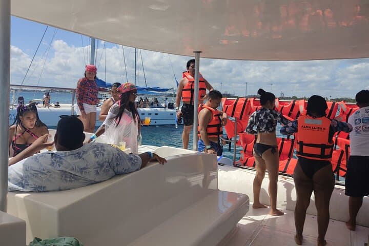 Isla Mujeres Catamaran: Open Bar, Snorkel & Beach Club Day Trip from Cancun photo 6