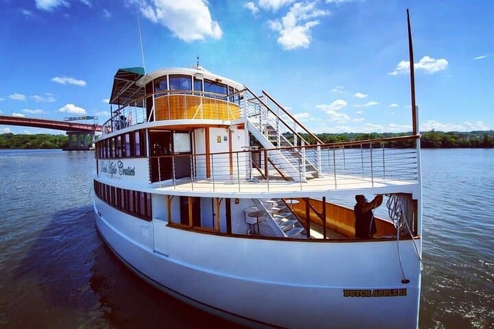Hudson River Sightseeing Cruise from Albany — 90-Minute Narrated River Tour