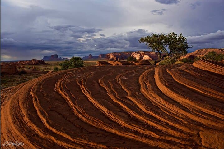 Mystery Valley Guided Tour — Monument Valley Anasazi Dwellings & Natural Arches photo 1