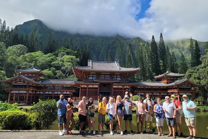 Circle-Island Oahu Tour: Byodo-In Temple & Waimea Waterfall Swim