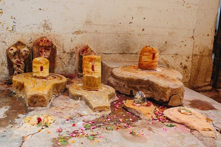 Varanasi Downtown Walking Tour: Temples, Maharaja Palace & Manikarnika Ghat (3–4 hrs) photo 2