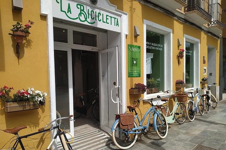 Vintage Bike Rental in Málaga — Coastal Rides & Historic Center Exploration