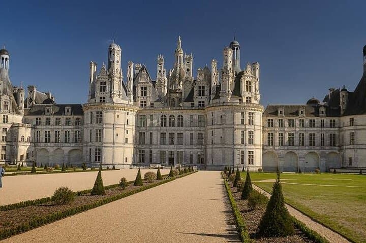 One-Day Loire Valley Castles Tour from Paris: Chambord, Chenonceau & Cheverny