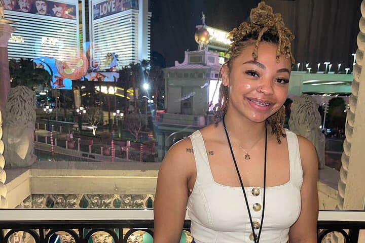 Las Vegas Fremont Street Bar Crawl: Downtown Nightlife Party Bus & Club Access photo 2