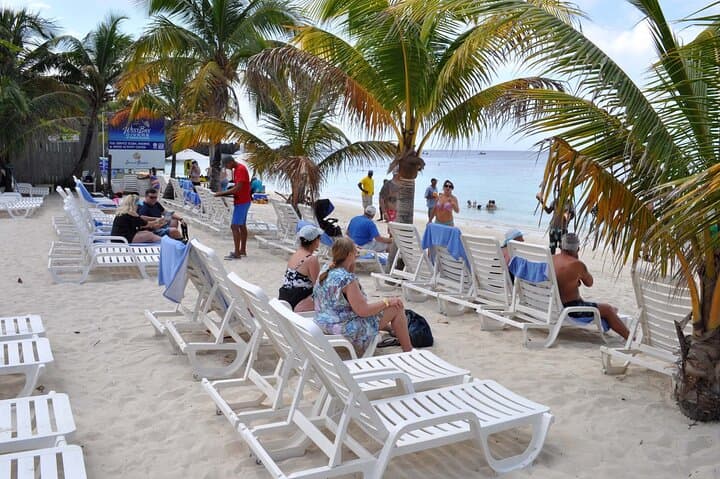 Best of Roatan: West Bay Beach Club Access & Shore Excursion