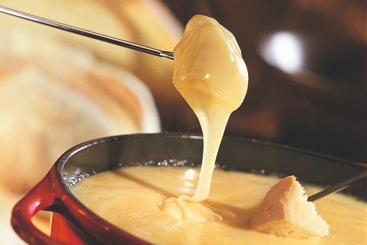 Zurich Culinary Tour: Lindt Shop, Felsenegg Cable Car & Authentic Cheese Fondue