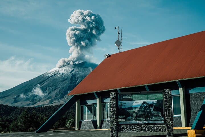 Private Hiking Tour on Iztaccihuatl: 4,200m Viewpoints of Popocatépetl photo 2
