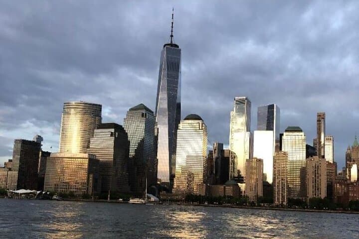 Private Luxury Daytime Boat Tour Around Lower Manhattan photo 4