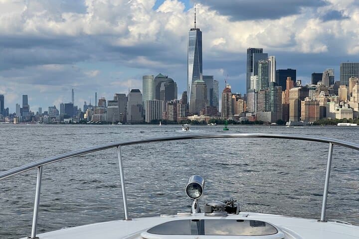 Private Luxury Daytime Boat Tour Around Lower Manhattan photo 5