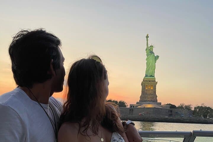 Private Luxury Daytime Boat Tour Around Lower Manhattan photo 6