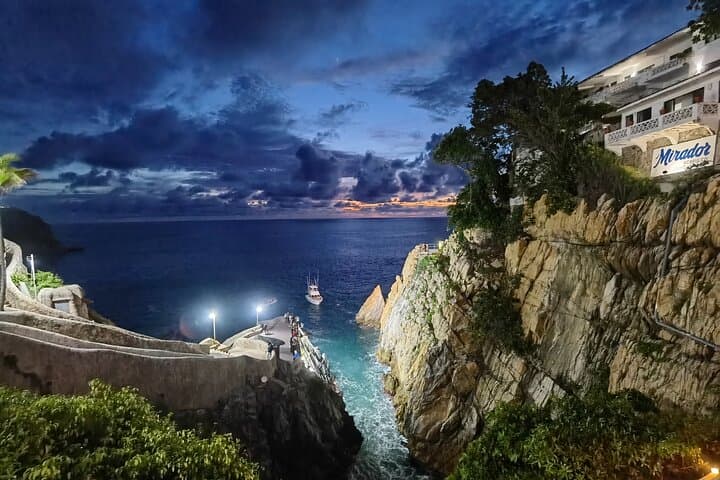 Sunset and High Cliff Divers of La Quebrada: 4-Hour Acapulco Evening Tour photo 5