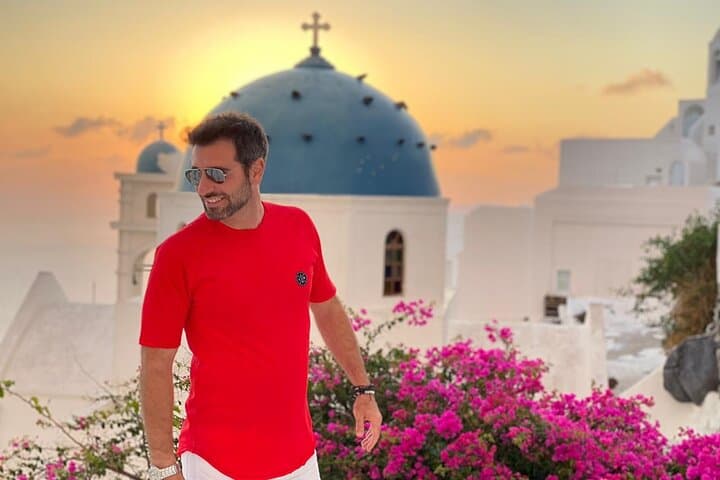 Private 4-Hour Santorini Photo Tour: Oia, Blue Domes & Caldera Views photo 2