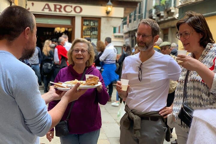 Old Taverns & Rialto Market Food Adventure in Venice photo 1