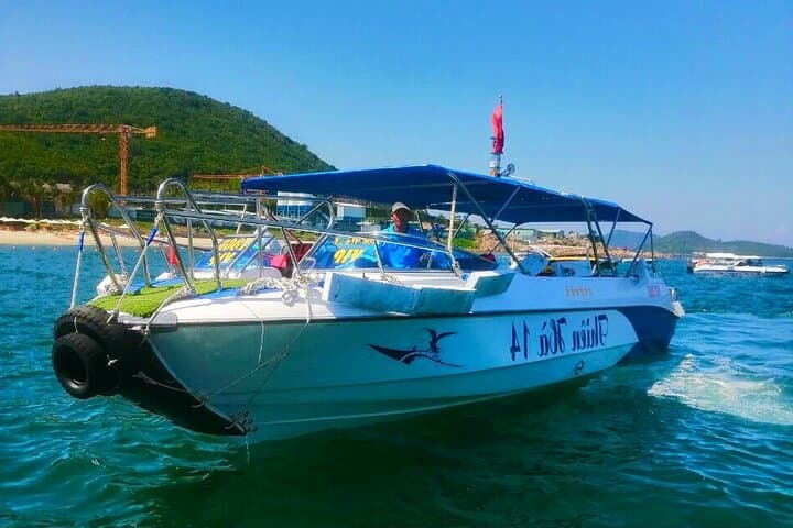 Nha Trang Speedboat Island Tour with Parasailing and Lunch photo 4