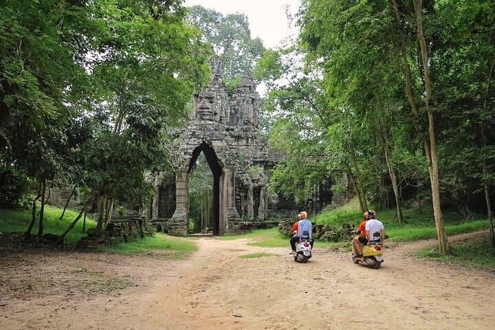 Angkor Wat Vespa Premium Tour: Skip the Crowds & Explore Temples Like a Local photo 4