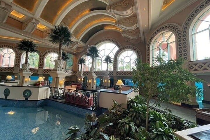 Half-Day Nassau Island Tour with Beach Stop and Fish Fry Lunch photo 3