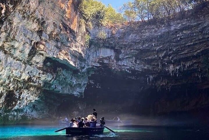 Full-Day Kefalonia Sightseeing from Zakynthos — Melissani, Drogarati & Myrtos Beach photo 2