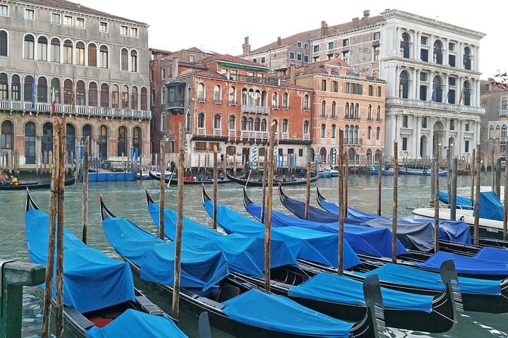 Canal-Side Stroll: Venice Top Attractions Walking Tour with Local Guide photo 2